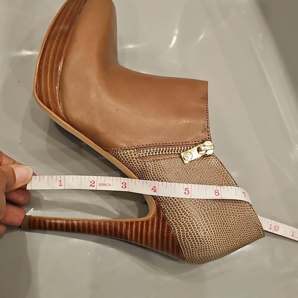 MICHAEL KORS Elegant Taupe Tan Leather Booties
